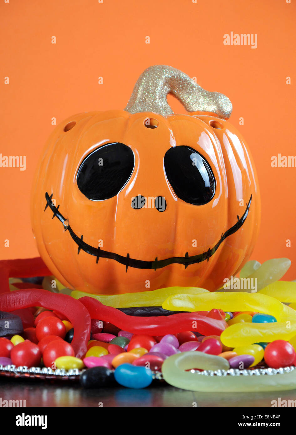 Happy Halloween jack-o-Lantern avec citrouille Halloween Candy coloré Banque D'Images