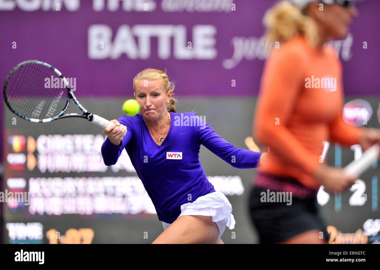 Tianjin, Chine. 12 octobre, 2014. La Russie, l'Alla Kudryavtseva (L) et l'Australie's Anastasia Rodionova en compétition lors de la finale du double dames contre Sorana Cirstea de la Roumanie et de la Slovénie à l'Andreja Klepac 2014 Open de tennis de Tianjin de Tianjin, Chine du nord, le 12 octobre, 2014. Kudryavtseva et Rodionova 2-1 pour remporter le titre. Credit : Yue Yuewei/Xinhua/Alamy Live News Banque D'Images