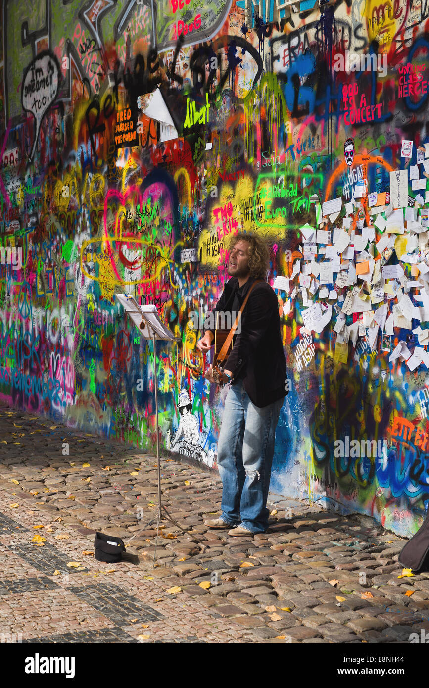 PRAGUE, RÉPUBLIQUE TCHÈQUE - le 11 septembre 2014 : Rue des chansons des Beatles Busker en face de John Lennon Wall à Prague Banque D'Images