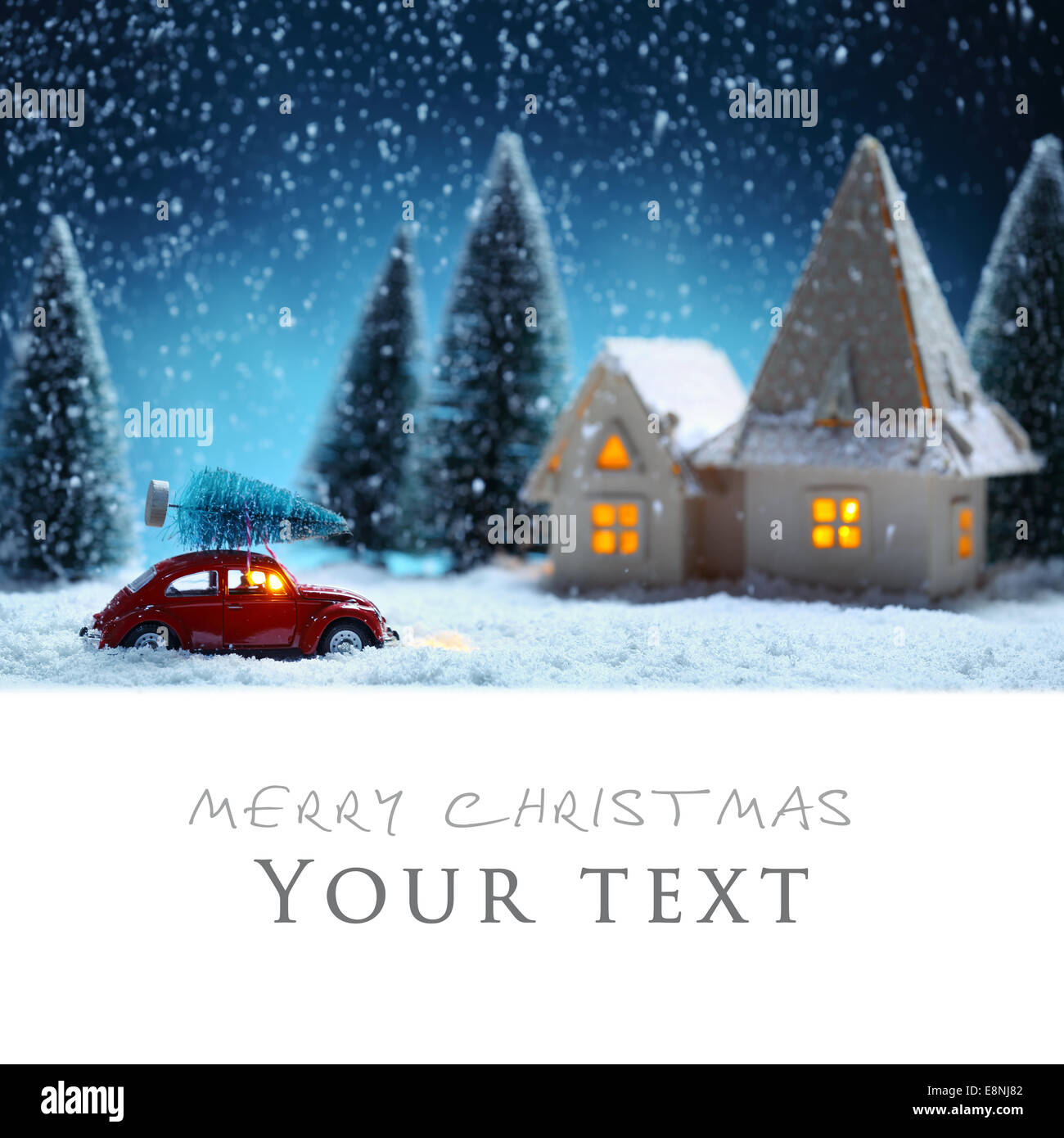 Scène d'hiver avec arbre de Noël,miniature de voiture et vacances de Noël.concept. Banque D'Images