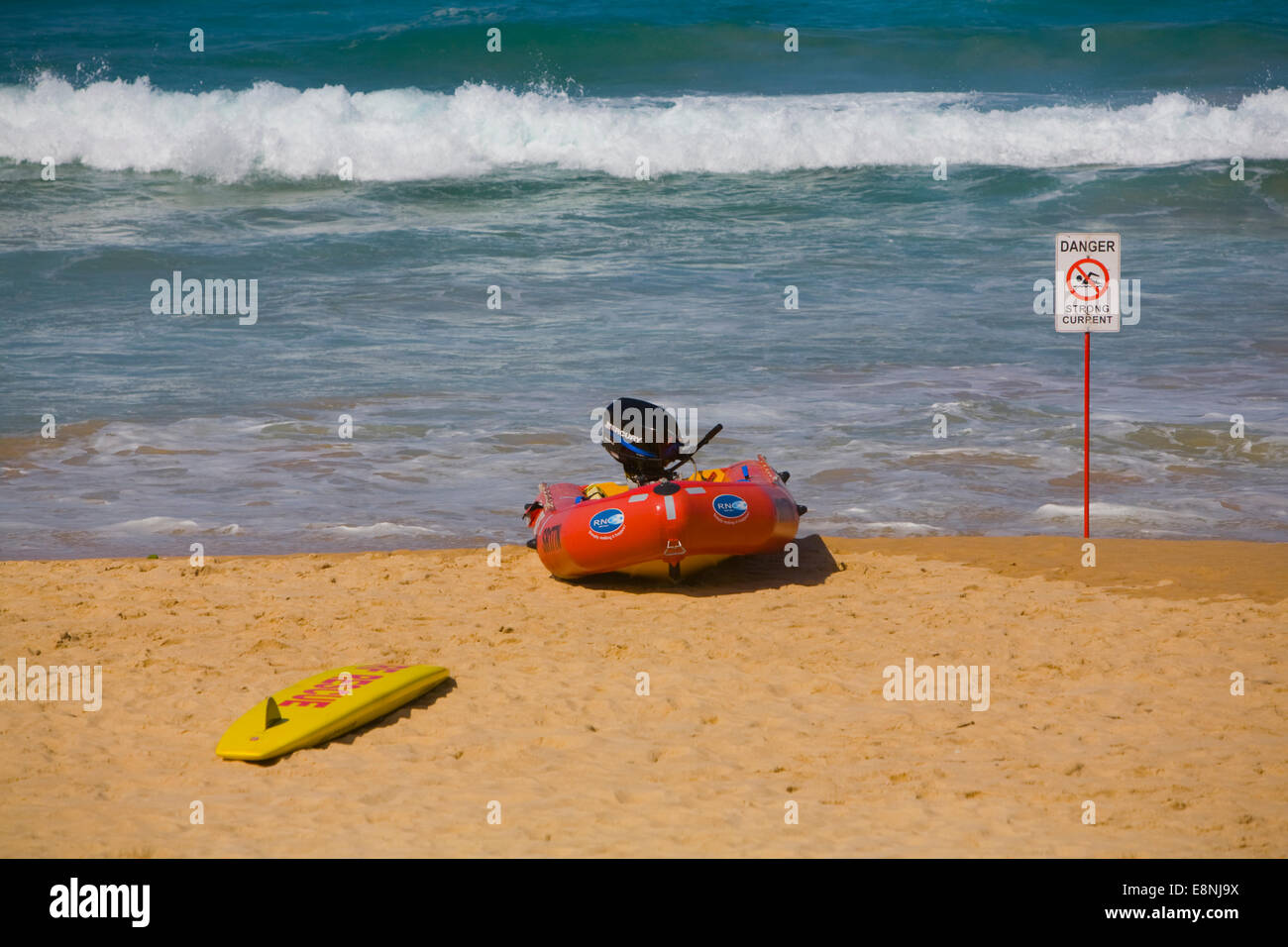 Surf Life Saving club canot et surf sur la plage de Manly, avec signe d'avertissement de courants forts, Sydney, Australie Banque D'Images