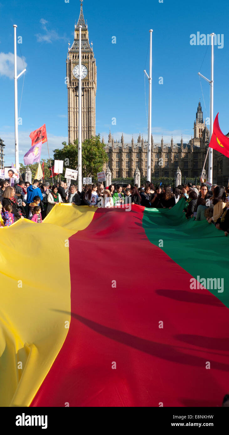 La place du parlement, Londres UK. 11 octobre 2014. Les gens se réunissent au Parlement kurde en carrés pour manifester contre l'agression écrasante d'ISIS, manque de soutien dans la protection des Kurdes dans la ville de Kobane en Syrie et de gouvernement de l'AKP turc anti ondes plaques . Les femmes et les enfants occupent une bannière aux couleurs de l'indicateur pour afficher leur solidarité dans la lutte contre l'Etat islamique. Kathy deWitt/Alamy Live News Banque D'Images