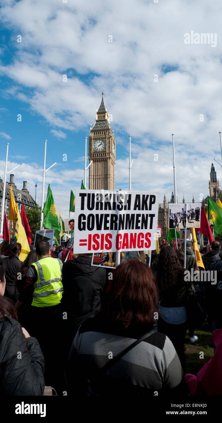 La place du parlement, Londres UK. 11 octobre 2014. Les gens se réunissent au Parlement kurde en carrés pour manifester contre l'agression écrasante d'ISIS, manque de soutien dans la protection des Kurdes dans la ville de Kobane en Syrie et de gouvernement de l'AKP turc anti ondes plaques. Kathy deWitt/Alamy Live News Banque D'Images