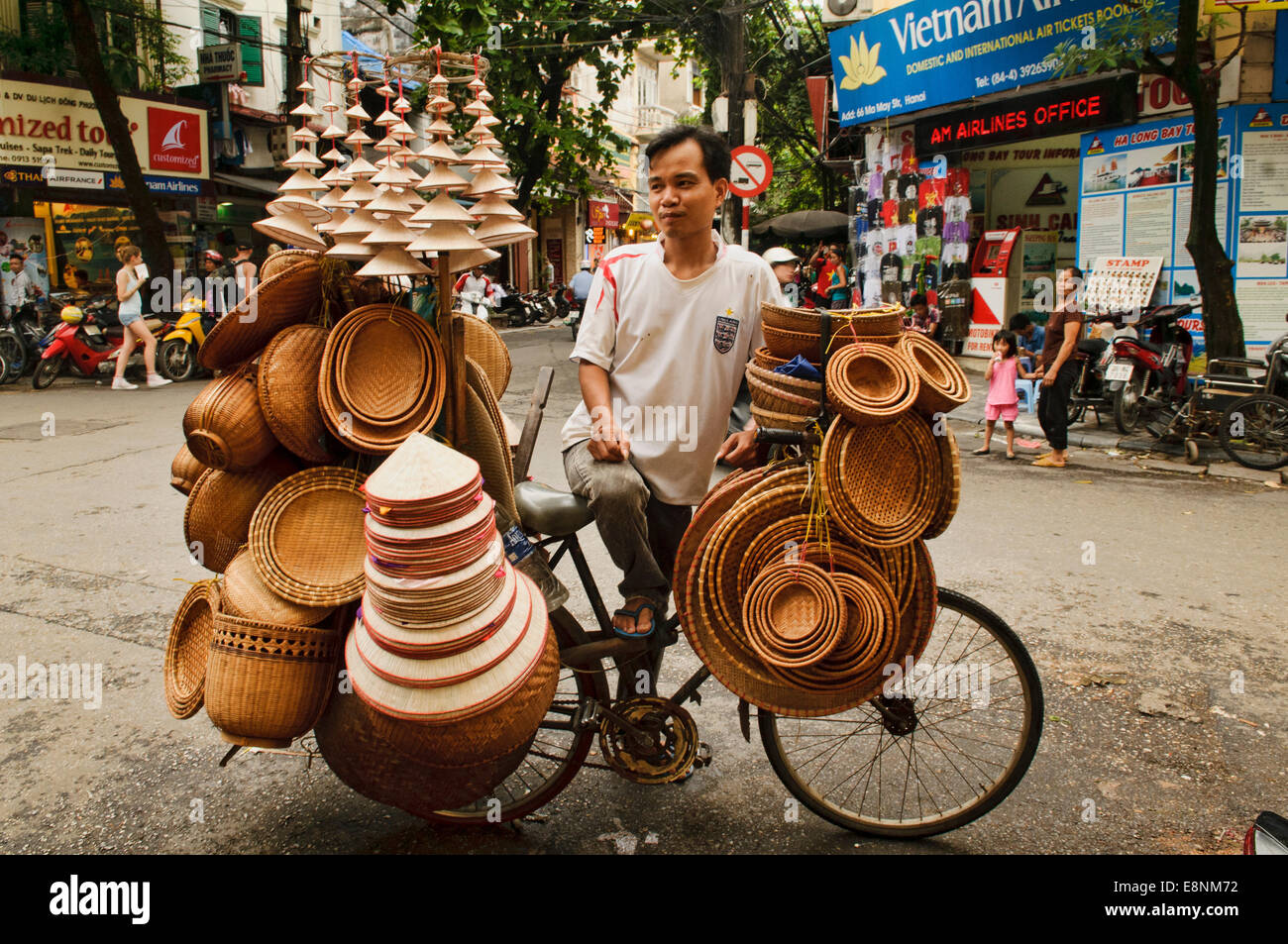 Vendeur chapeau vietnamien à Hanoi, Vietnam Banque D'Images