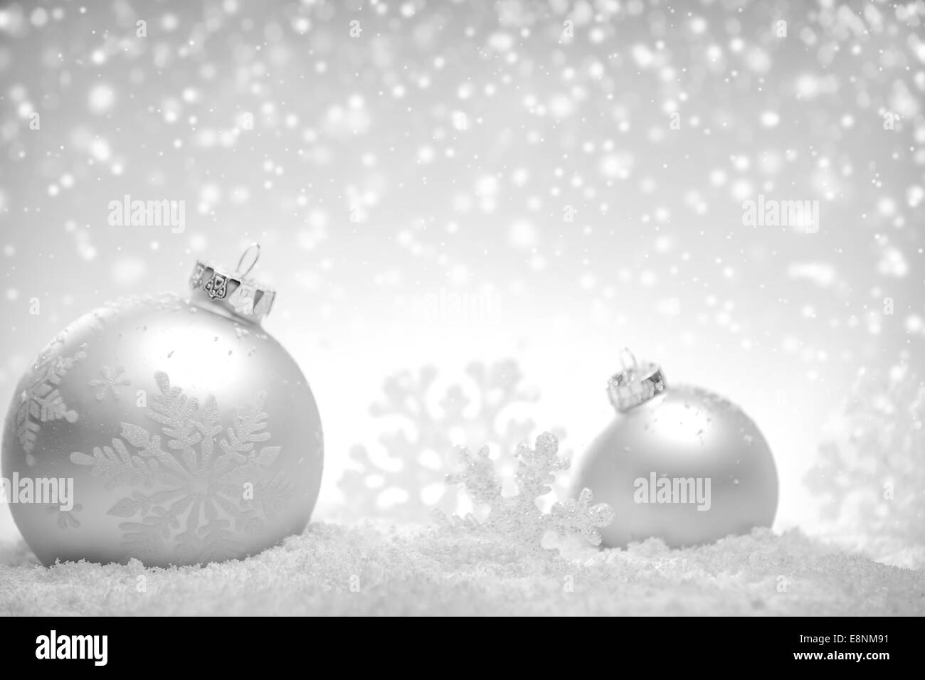 Fond argenté avec des boules de noël et snowflake Banque D'Images