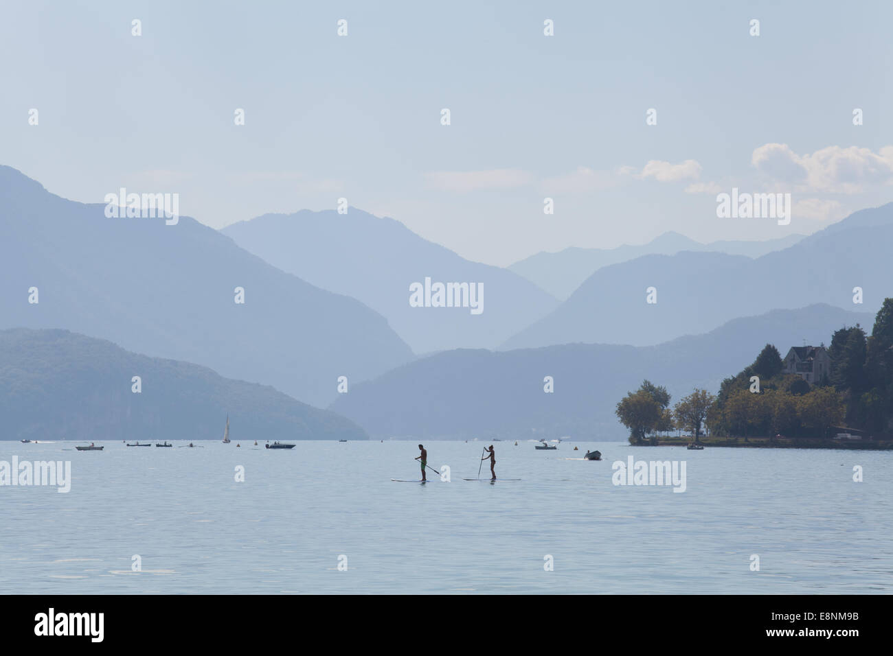 Le lac d'Annecy, ville d'Annecy, France. Banque D'Images