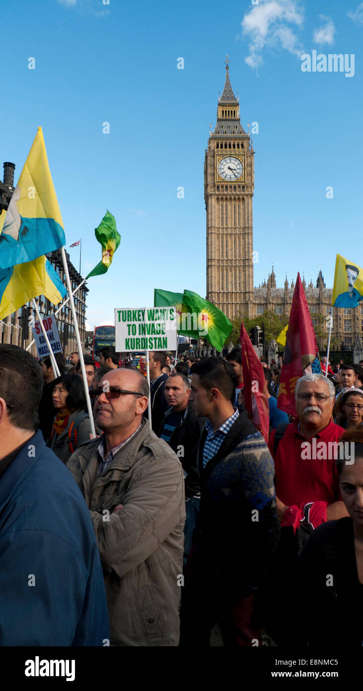 La place du parlement, Londres UK. 11 octobre 2014. Les gens se réunissent au Parlement kurde en carrés pour manifester contre l'agression écrasante d'ISIS, manque de soutien dans la protection des Kurdes dans la ville de Kobane en Syrie et de gouvernement de l'AKP turc anti ondes plaques . Un manifestant est titulaire d'une plaque-étiquette la Turquie veut envahir le Kurdistan. Kathy deWitt/Alamy Live News Banque D'Images