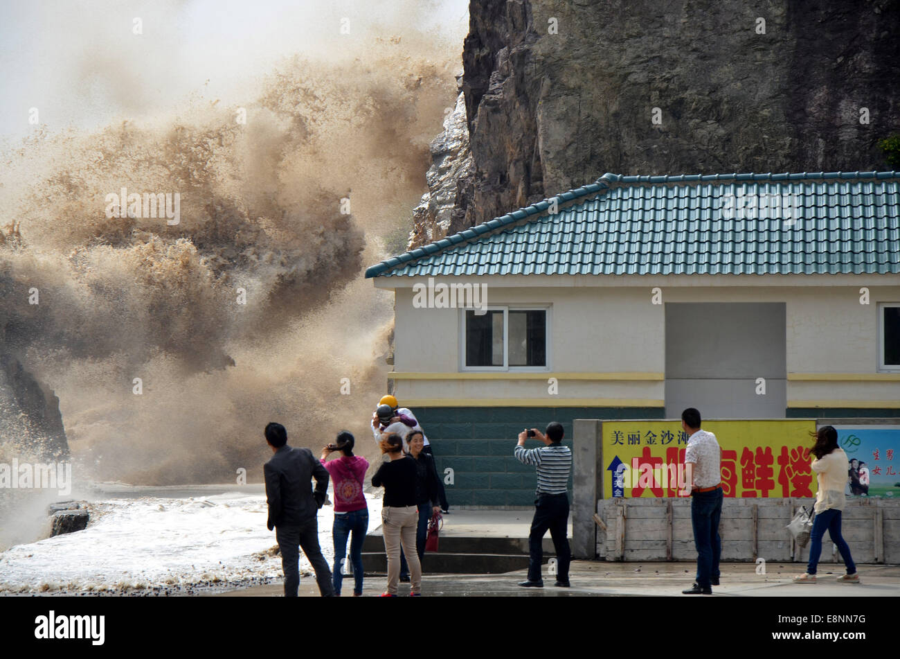 Wenling, la Province de Zhejiang. 12 octobre, 2014. Les gens prennent des photos de hautes vagues dans le canton de Shitang, Wenling, est de la Chine, la province du Zhejiang, le 12 octobre 2014. Touchées par le puissant typhon Vongfong, de hautes vagues ont été observés au large des côtes des provinces comme le Zhejiang et Fujian. Credit : Jin Yunguo/Xinhua/Alamy Live News Banque D'Images