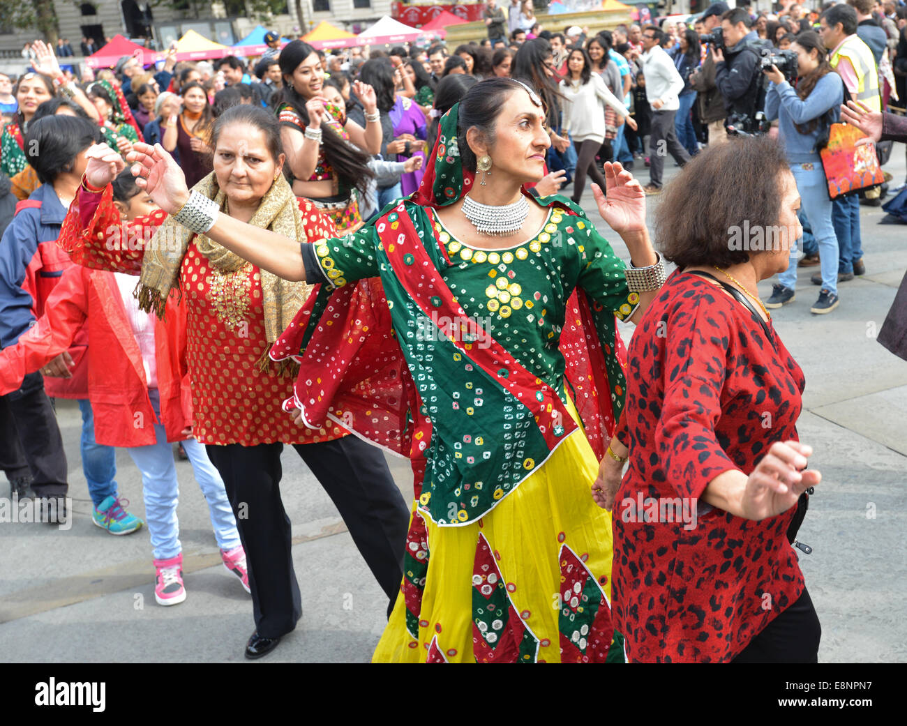 Trafalgar Square, Londres, Royaume-Uni. 12 octobre 2014. Le Diwali Festival annuel a lieu à Trafalgar Square de Londres, avec musique live, danse et indiennes de la nourriture et des boissons. Crédit : Matthieu Chattle/Alamy Live News Banque D'Images