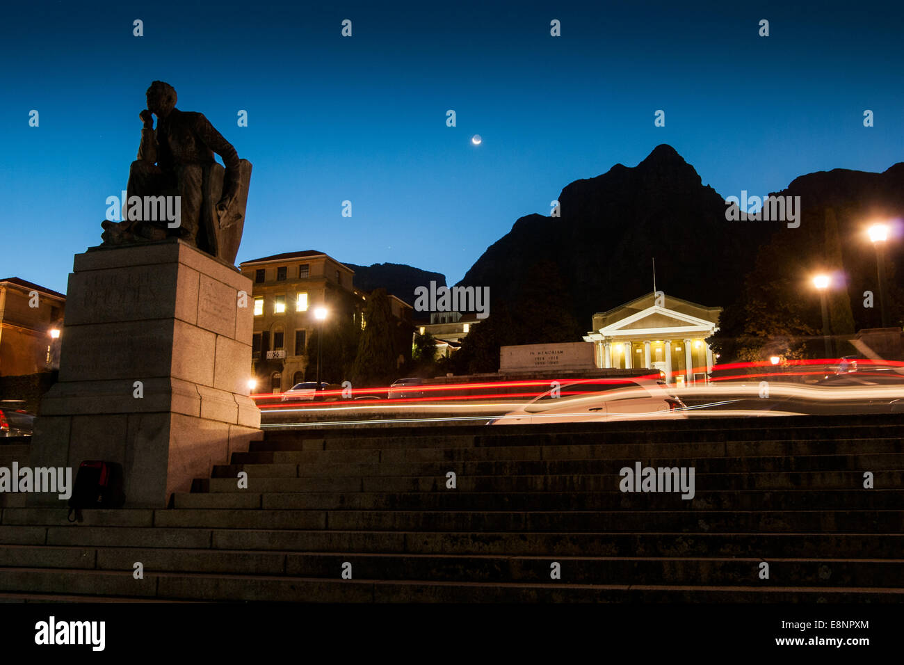 Campus de l'Université de Cape Town au crépuscule ; statue de Cecil Rhodes en premier plan, la Montagne de la table en arrière-plan. Banque D'Images