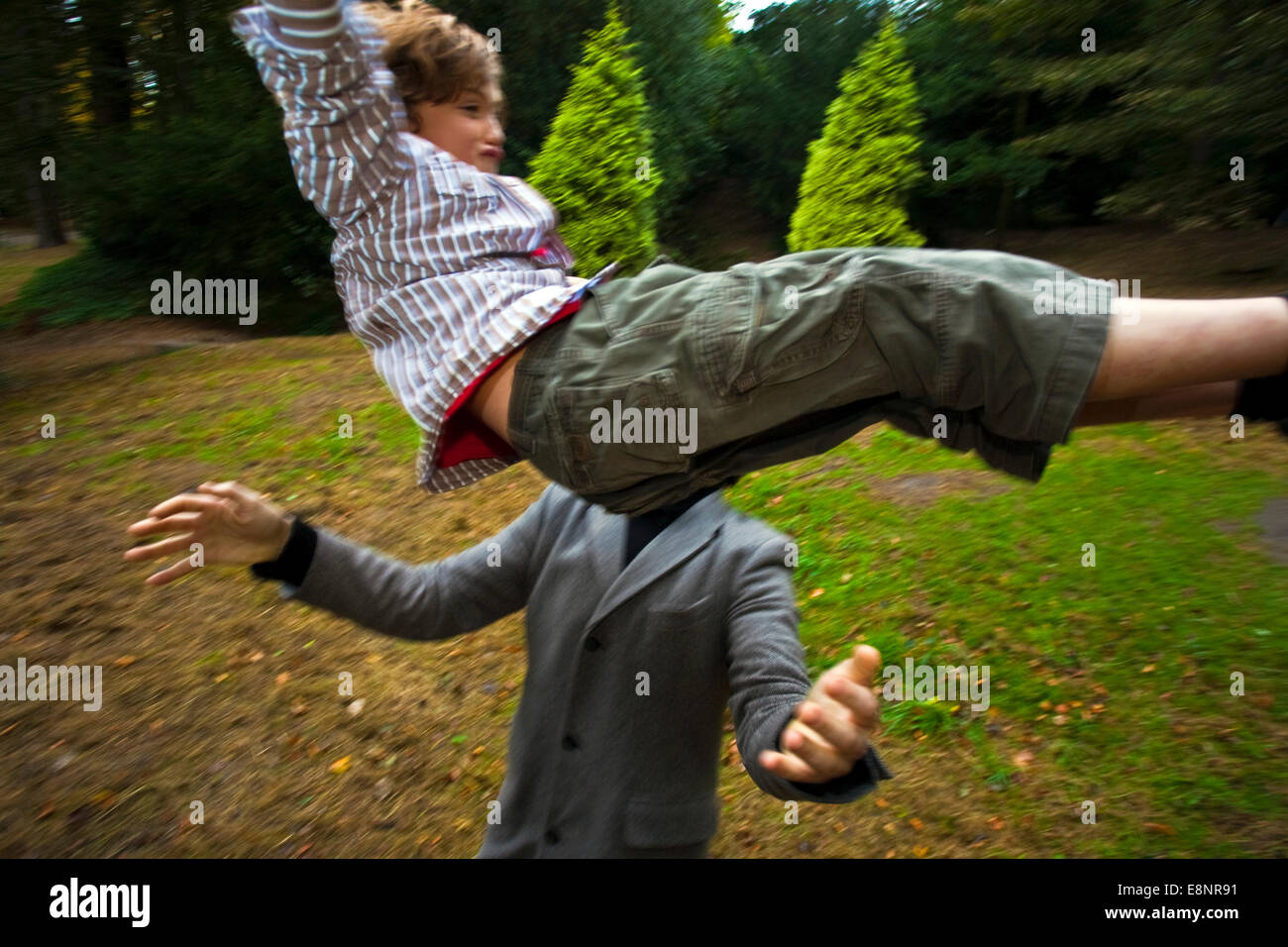 Un enfant est jeté en l'air et pris Banque D'Images