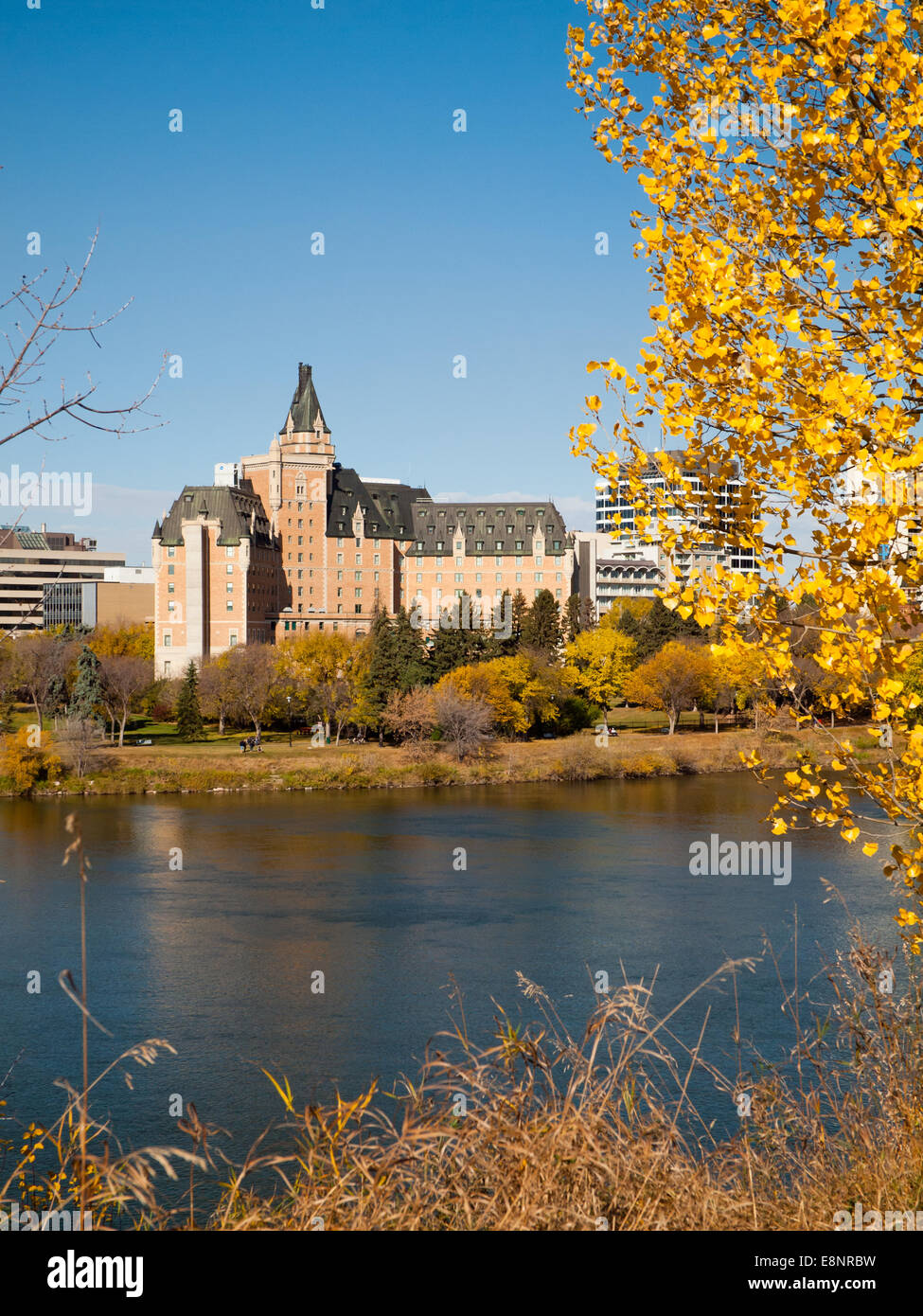 Une vue sur le centre-ville de Saskatoon, à l'hôtel Delta Bessborough et Rivière Saskatchewan Sud, à l'automne (automne). Saskatoon, Canada. Banque D'Images