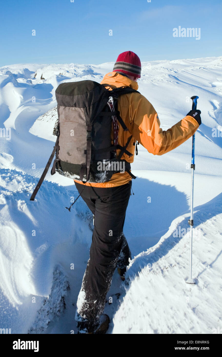L'alpiniste la raquette sur le Plateau, dans les Kinder Peal District National Park, Derbyshire, Angleterre, Royaume-Uni Banque D'Images