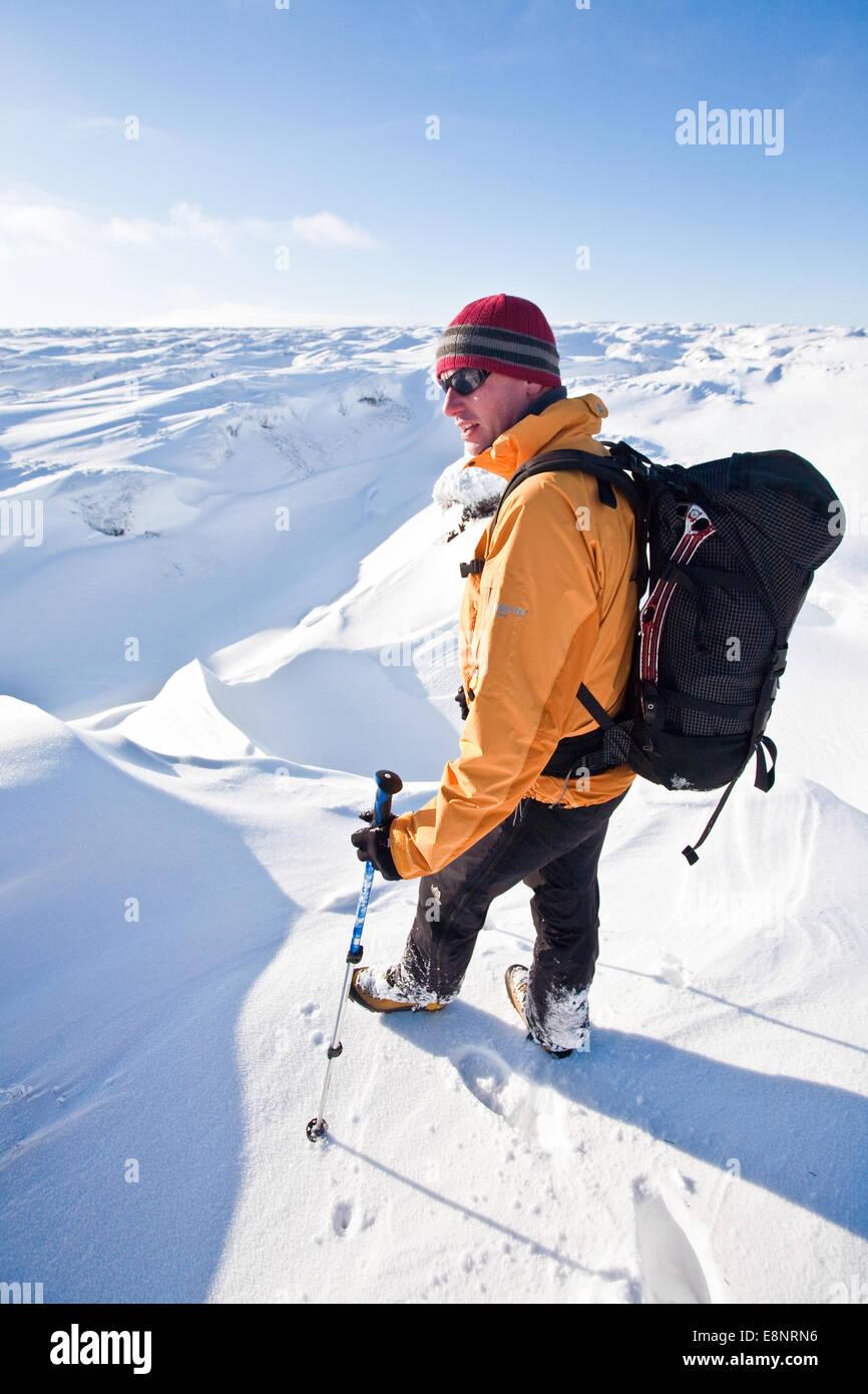 L'alpiniste la raquette sur le Plateau, dans les Kinder Peal District National Park, Derbyshire, Angleterre, Royaume-Uni Banque D'Images