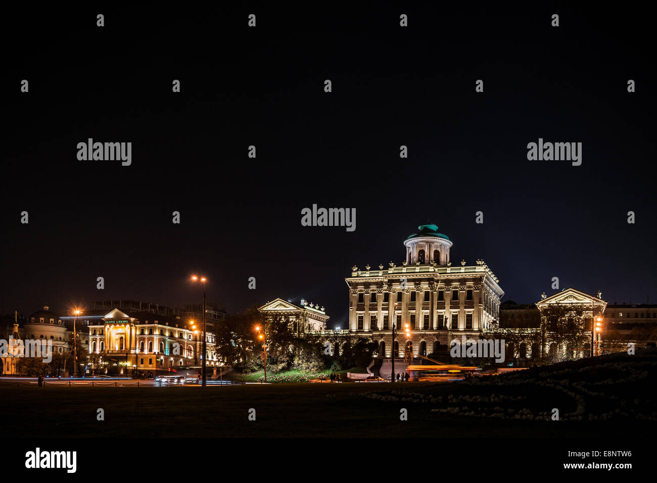 Moscou, Russie. Samedi, Octobre 11th, 2014. Météo : journée chaude de façon inattendue a été ici à Moscou le samedi. La température de jour est passé à  +17°C (63F). La soirée était également calme et confortablement au chaud. Les gens ont choisi d'être à l'extérieur pour profiter de la chaleur de la saison dernière. Pachkov. L'hôtel particulier néo-classique donnant sur le mur occidental du Kremlin de Moscou. Il a servi de Musée Roumiantsev (premier musée public de Moscou) au 19e siècle. Maintenant, il appartient à la bibliothèque d'Etat de Russie. Crédit : Alex's Pictures/Alamy Live News Banque D'Images Moscou, Russie. Samedi, Octobre 11th, 2014. Météo : journée chaude de façon inattendue a été ici à Moscou le samedi. La température de jour est passé à  +17°C (63F). La soirée était également calme et confortablement au chaud. Les gens ont choisi d'être à l'extérieur pour profiter de la chaleur de la saison dernière. Pachkov. L'hôtel particulier néo-classique donnant sur le mur occidental du Kremlin de Moscou. Il a servi de Musée Roumiantsev (premier musée public de Moscou) au 19e siècle. Maintenant, il appartient à la bibliothèque d'Etat de Russie. Crédit : Alex's Pictures/Alamy Live News Banque D'Images