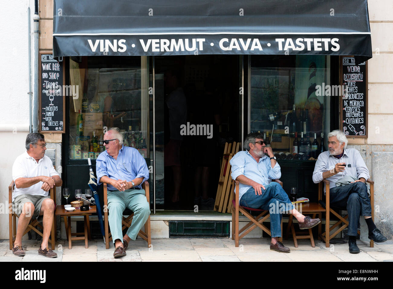 Quatre hommes assis à l'extérieur d'un bar-café, Mahon, Minorque, Espagne Banque D'Images