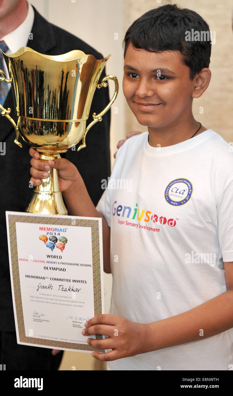 Dresde, Allemagne. 12 octobre, 2014. 13 ans Granth Thakkar de l'Inde  présente sa tasse comme le champion du monde de calcul mental. à Dresde,  Allemagne, 12 octobre 2014. Mentale 40 génies en