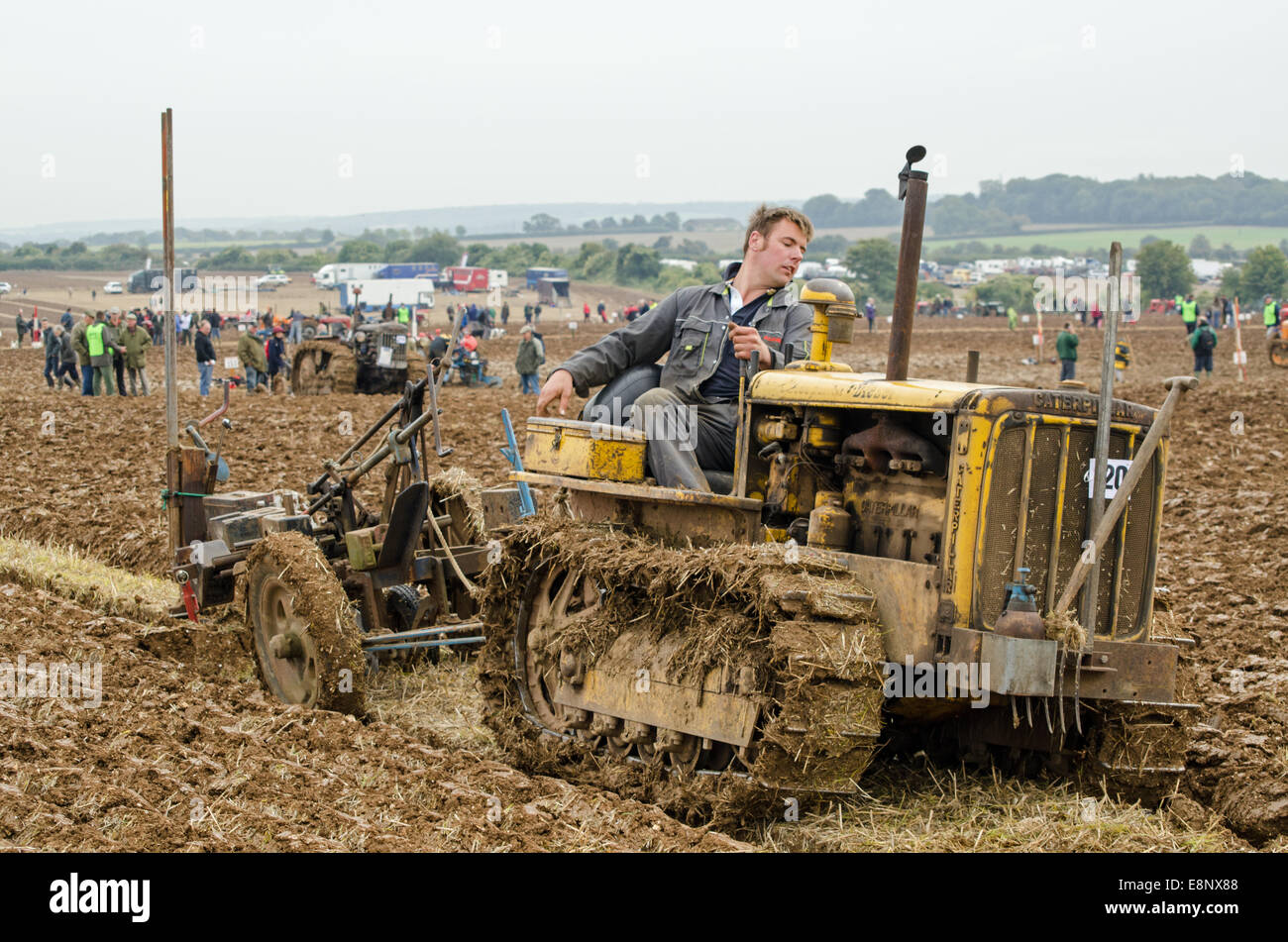 BASINGSTOKE, Royaume-Uni 12 octobre 2014 : Jean Crowder sur le point de gagner la classe de tracteur à chenilles, British National Ploughing Championship Banque D'Images