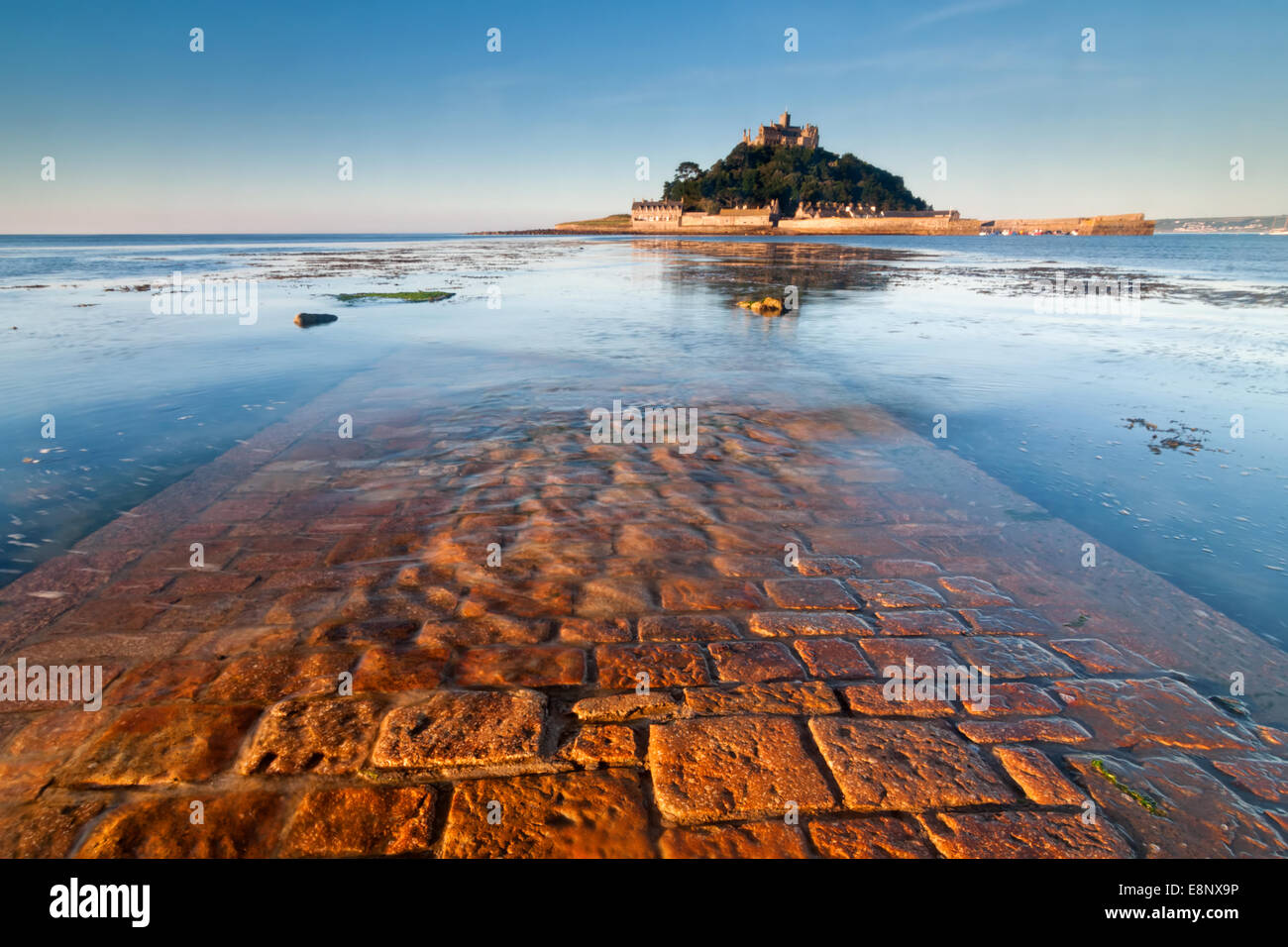 St Michael's Mount au lever du soleil, situé sur la côte de Cornouailles. Banque D'Images