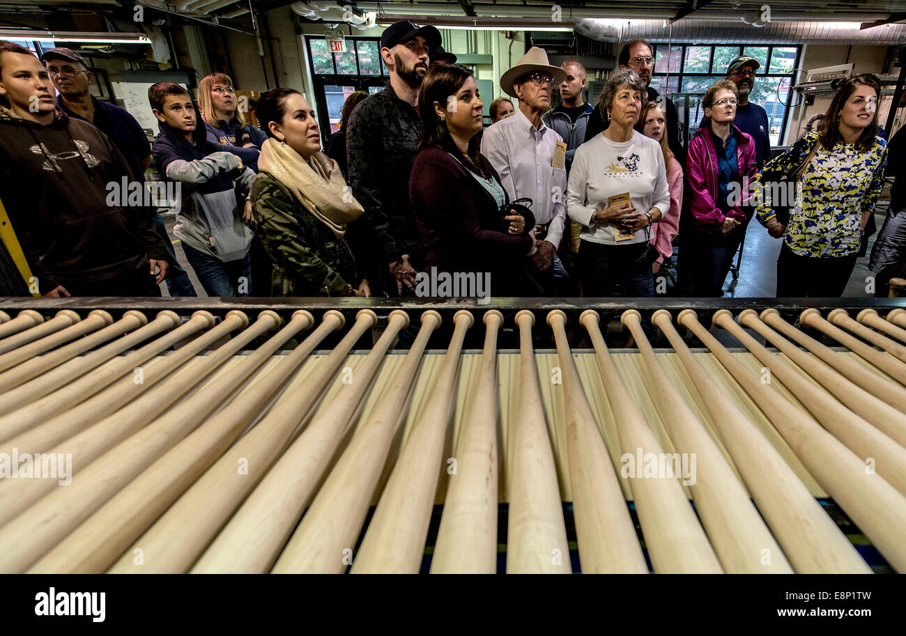 Louisville, Kentucky, USA. 12 octobre, 2014. Un groupe d'une montres Présentation vidéo sur le sol de l'usine de Louisville Slugger Museum et l'usine. A Louisville Slugger baseball depuis les années 1880 et est le plus important fabricant de chauves-souris dans le pays. Crédit : Brian Cahn/ZUMA/Alamy Fil Live News Banque D'Images