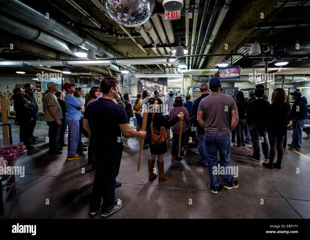 Louisville, Kentucky, USA. 12 octobre, 2014. Un groupe de touristes sur le sol de l'usine de Louisville Slugger Museum et l'usine. A Louisville Slugger baseball depuis les années 1880 et est le plus important fabricant de chauves-souris dans le pays. Crédit : Brian Cahn/ZUMA/Alamy Fil Live News Banque D'Images