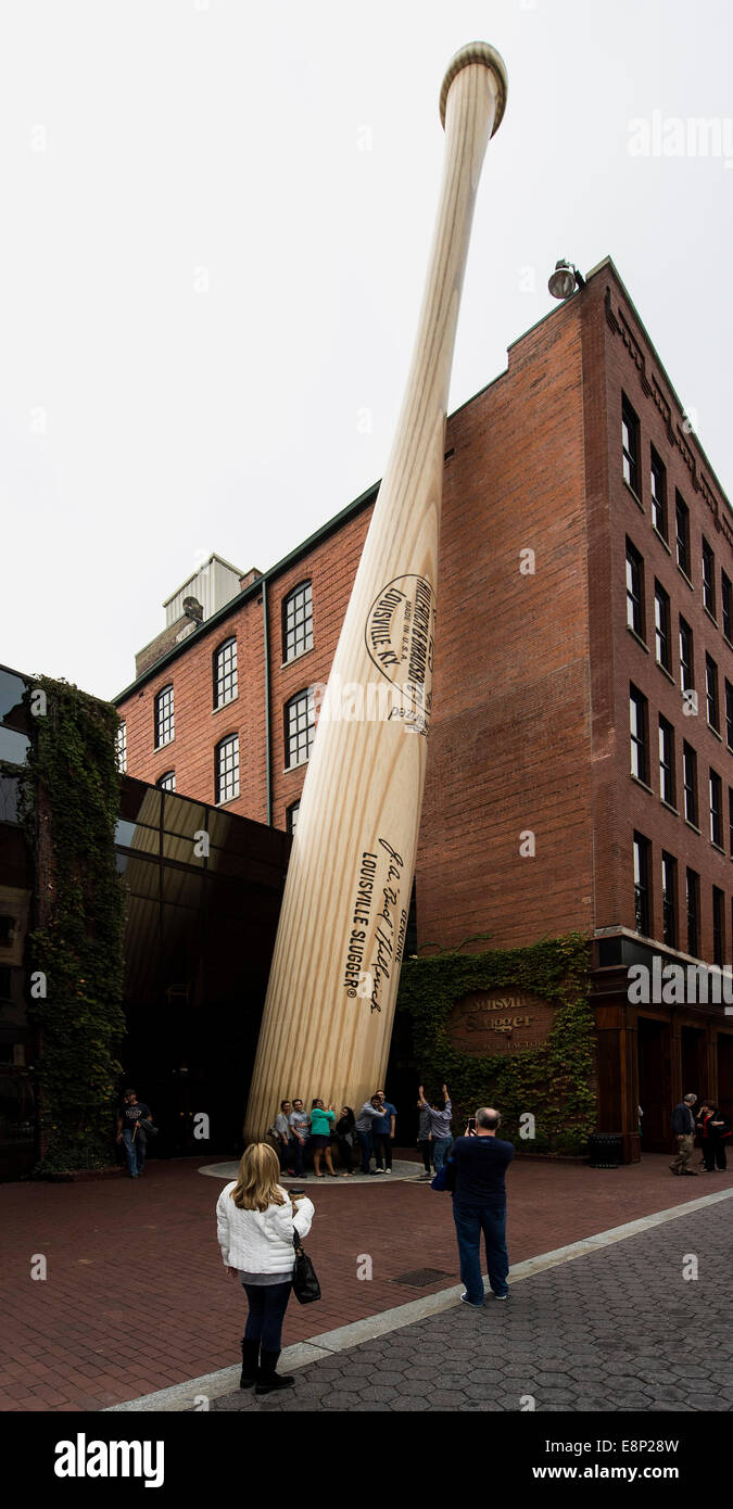 Louisville, Kentucky, USA. 12 octobre, 2014. Le plus grand baseball bat l'extérieur de l'entrée de l'usine de Louisville Slugger Museum et. A Louisville Slugger baseball depuis les années 1880 et est le plus important fabricant de chauves-souris dans le pays. Crédit : Brian Cahn/ZUMA/Alamy Fil Live News Banque D'Images