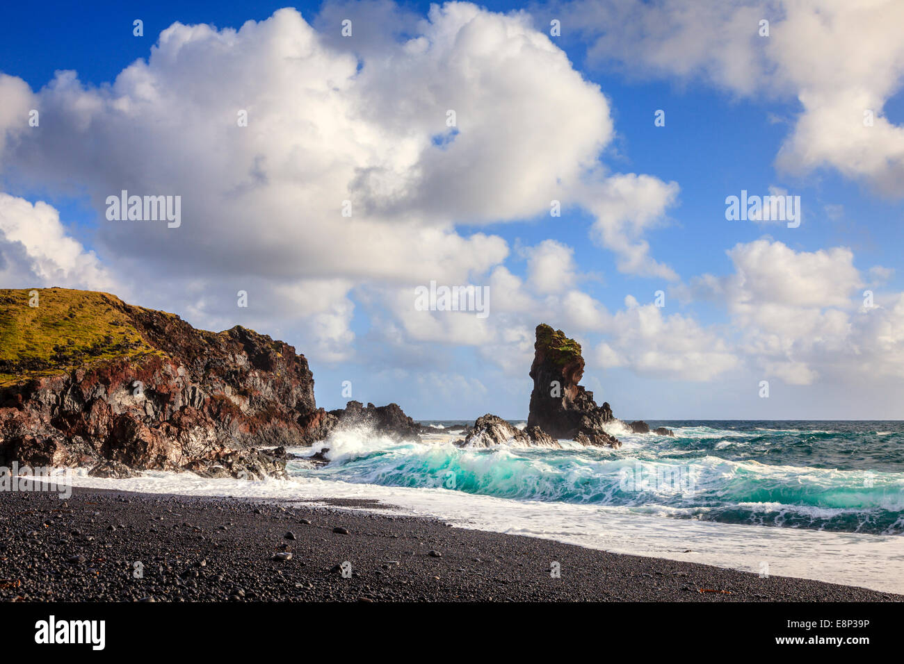 Océan surf à la côte ouest de l'Islande Banque D'Images