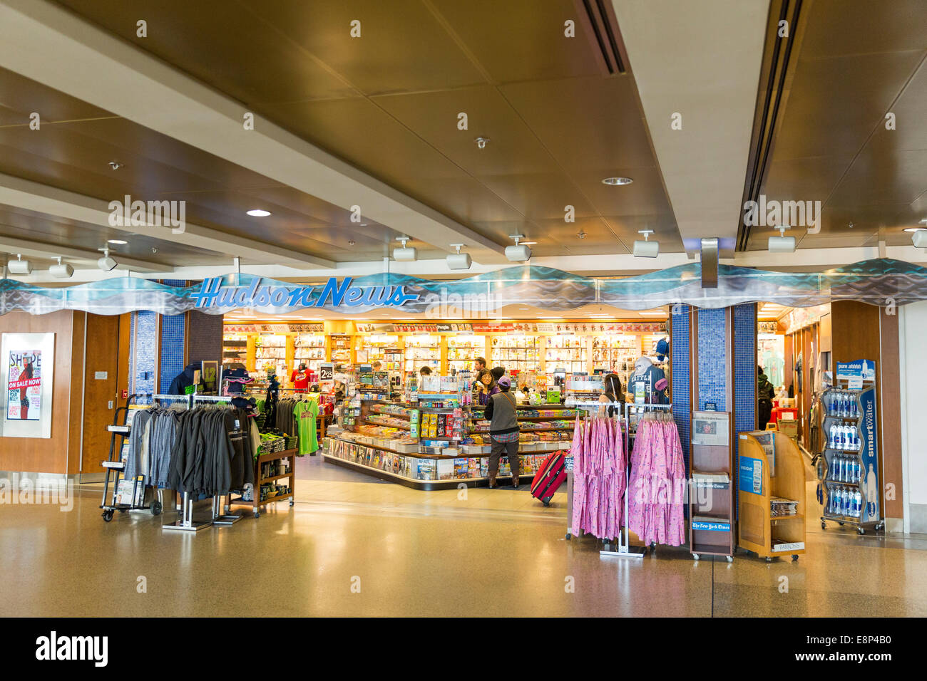 Kiosque de vente au détail, de la chaîne d'Hudson News, situé dans l'Alaska Airlines au terminal-Seattle Tacoma International Airport, MER Banque D'Images