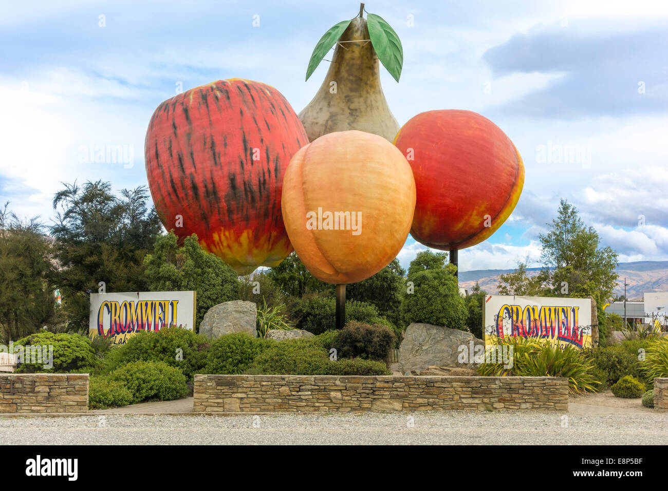 La sculpture de fruits géant à l'entrée de l'Otago Cromwell Nouvelle-zélande Roadside Attraction Big Apple Poire abricot Nectarine Banque D'Images
