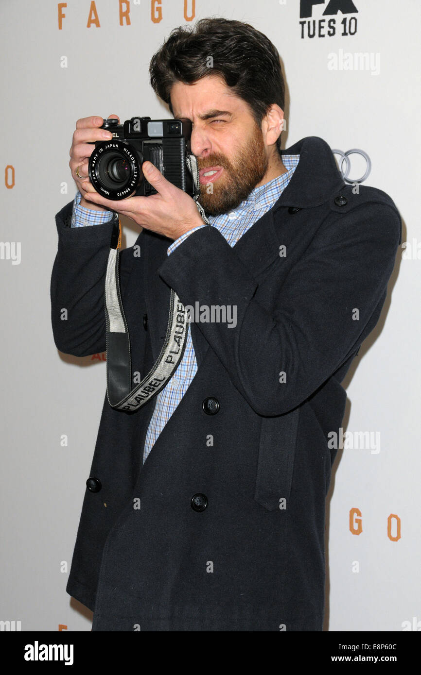 FX Réseau en direct première projection de 'Fargo' - Tapis rouge avec des arrivées : Adam Goldberg Où : Manhattan, New York, United States Quand : 10 Avr 2014 Banque D'Images