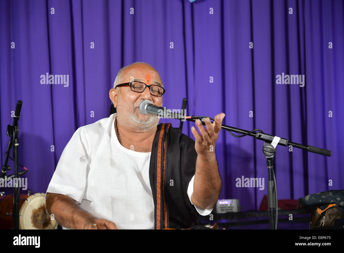 CHICAGO, ILLINOIS / USA - Vendredi 10 Octobre 2014 : Atul Purohit, gujarati garba king qui chante à la foule à Sears center à Chicago, Etats-Unis. Banque D'Images