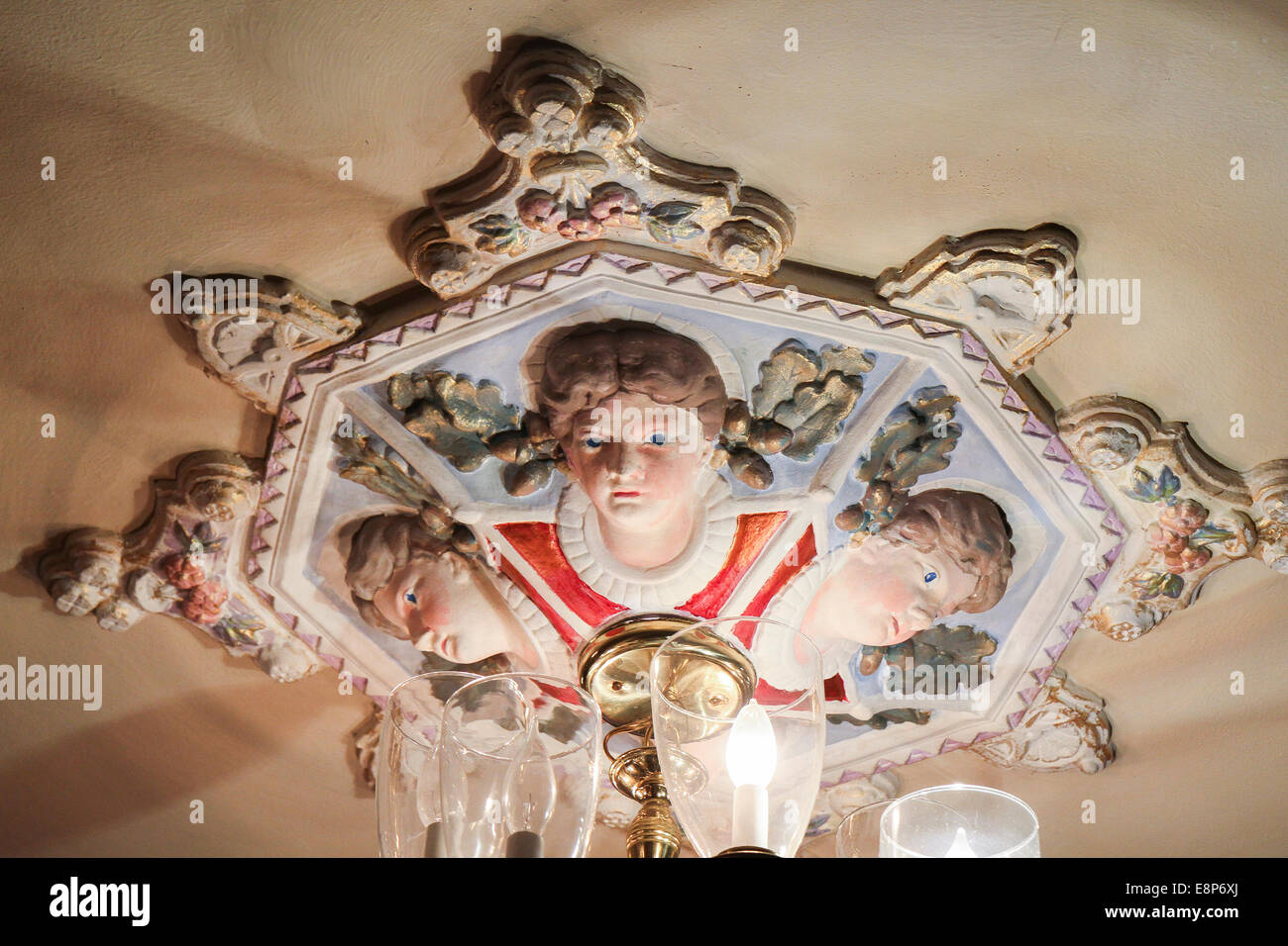 Appareil d'éclairage inhabituel sur le plafond de l'historique Hôtel Queen Anne, Lower Pacific Heights, San Francisco Banque D'Images