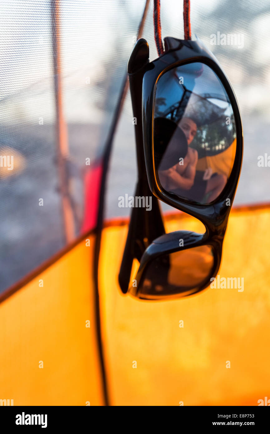 Une réflexion du campeur en lunettes de soleil, Pohjoinen Käärmeluoto island, Helsinki, Finlande, Europe, UNION EUROPÉENNE Banque D'Images