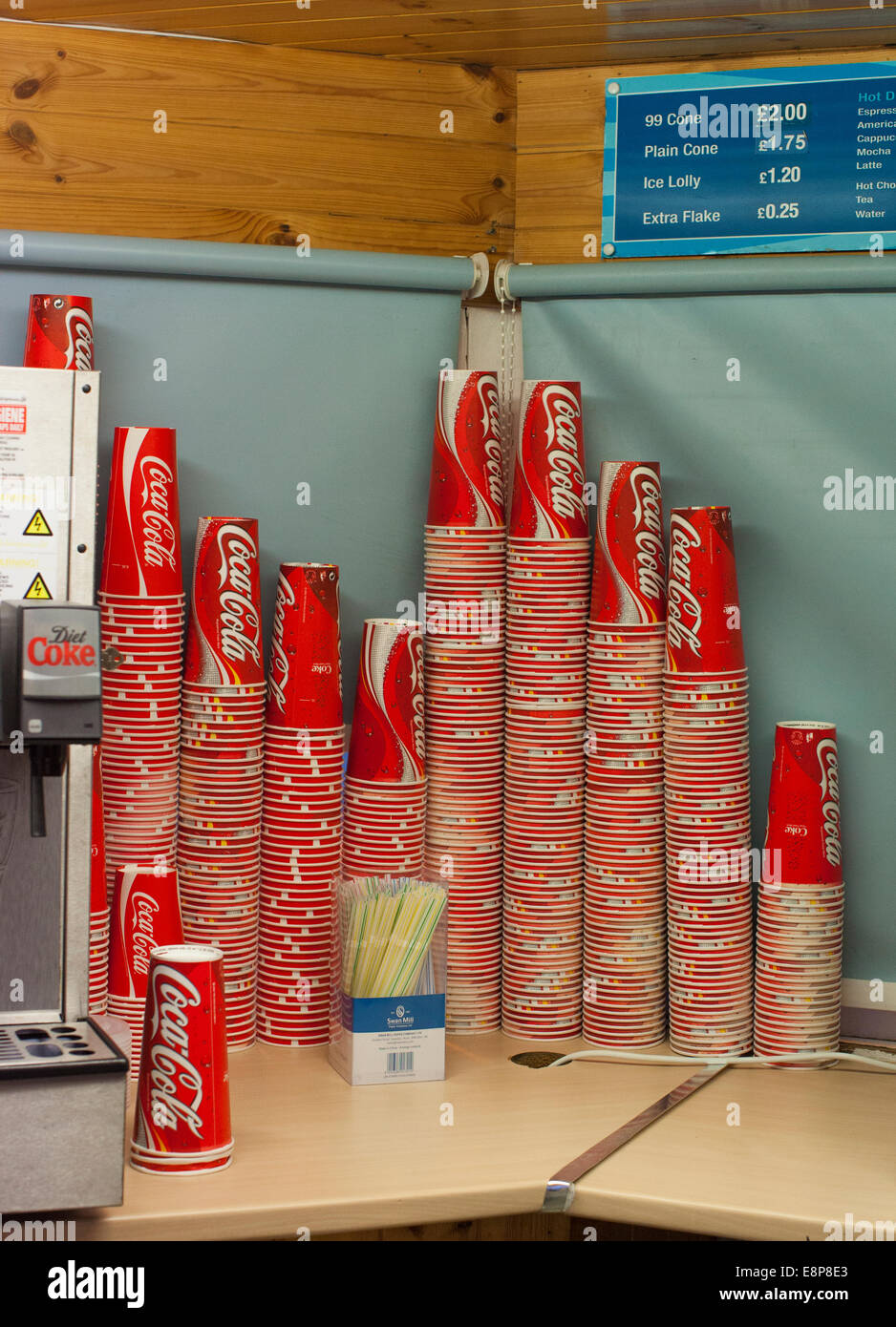 Brighton Pier Coco Cola tasses et des pailles Banque D'Images Brighton Pier Coco Cola tasses et des pailles Banque D'Images