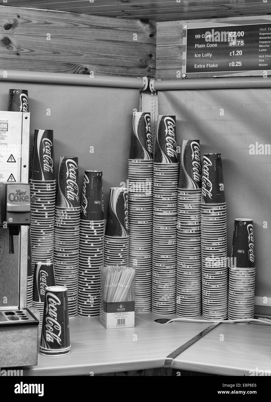 Brighton Pier Coco Cola tasses et des pailles Banque D'Images Brighton Pier Coco Cola tasses et des pailles Banque D'Images