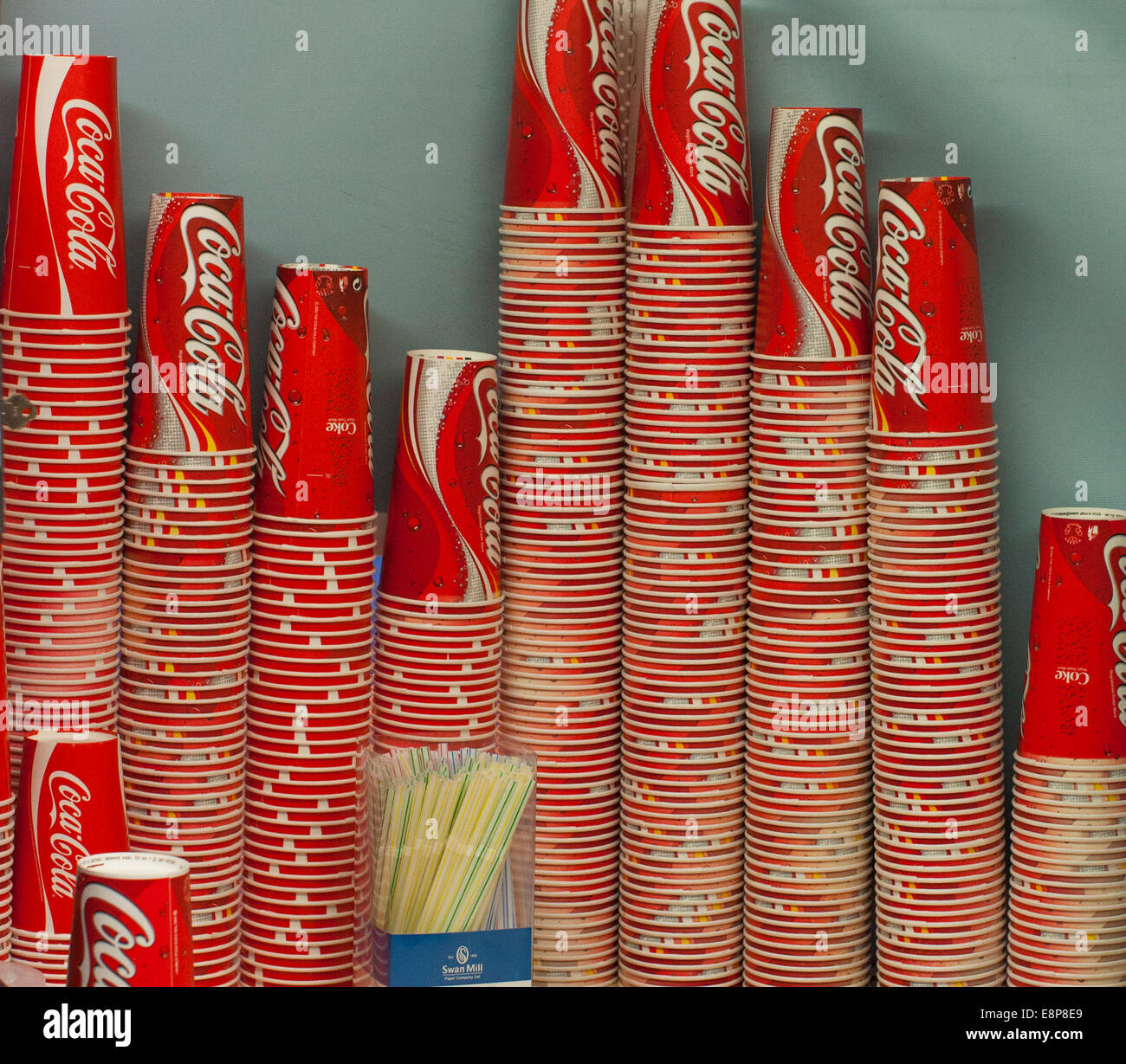 Brighton Pier Coco Cola tasses et des pailles Banque D'Images Brighton Pier Coco Cola tasses et des pailles Banque D'Images