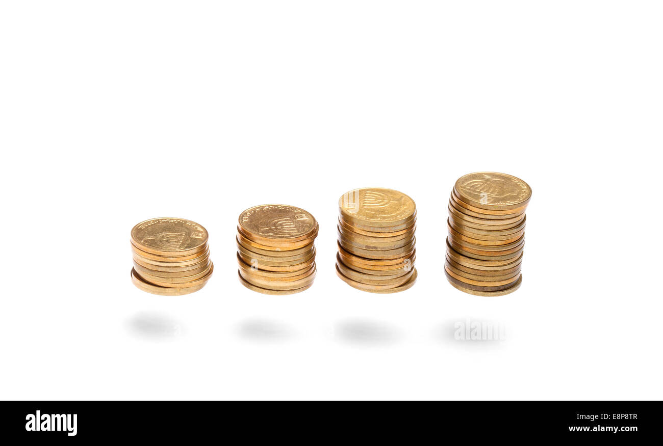 Colonnes de pièces avec hauteur croissant avec ombre isolé sur fond blanc Banque D'Images