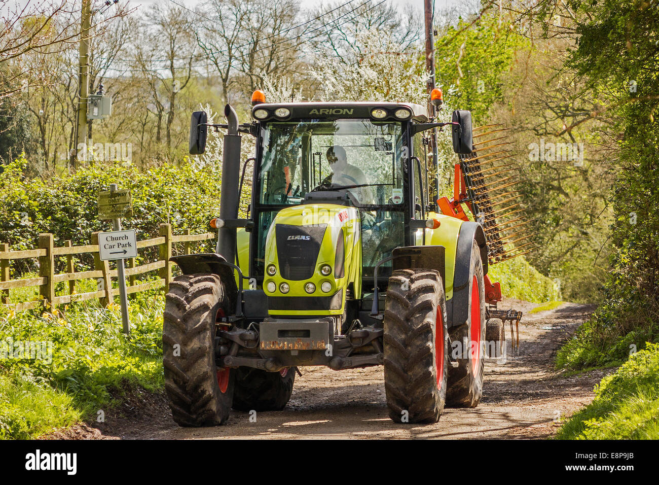 Le tracteur se déplace entre les champs Berkshire UK Banque D'Images