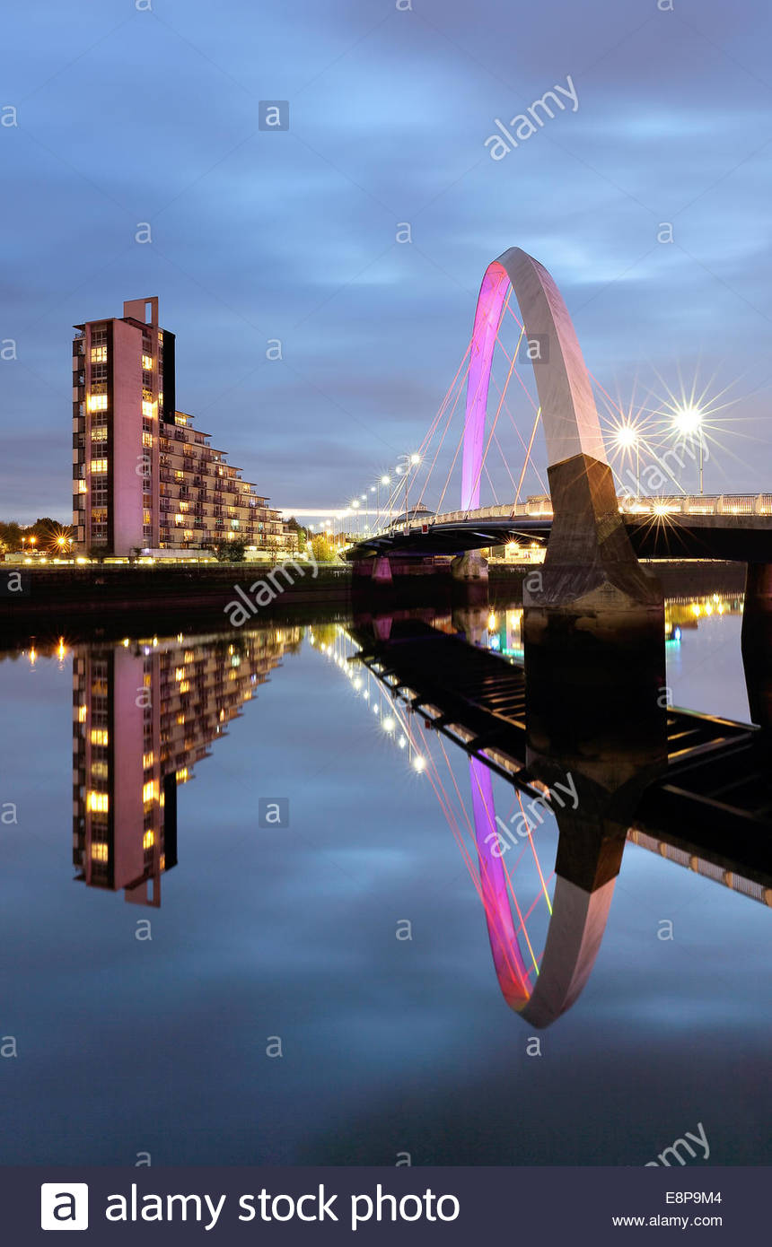 Le Glasgow Clyde Arc réfléchissant sur la rivière Clyde, après le coucher du soleil. Banque D'Images