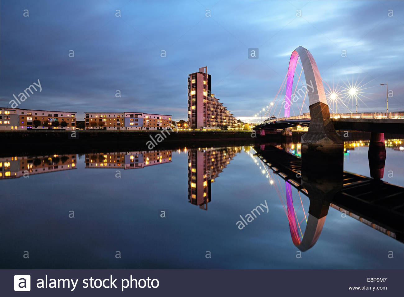 Le Glasgow Clyde Arc réfléchissant sur la rivière Clyde, après le coucher du soleil. Banque D'Images