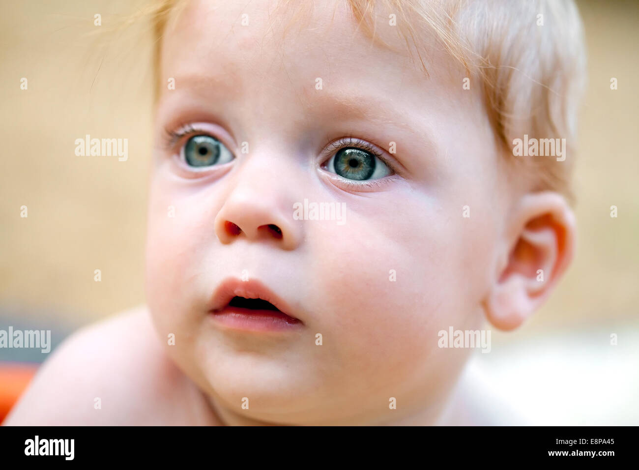 Gros plan sur l'expression effrayée sur le visage d'un bébé garçon Banque D'Images