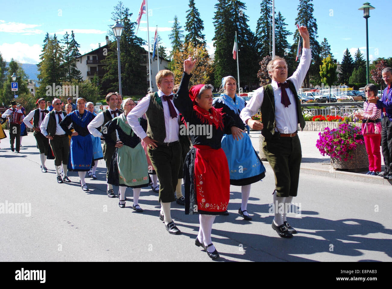 Plongée de cérémonie des vaches de la montagne à crans. Montana-Switzerland Responsable du groupe de danse folklorique la parade. Les danseurs portent la garp typique du canton du Valais. Banque D'Images