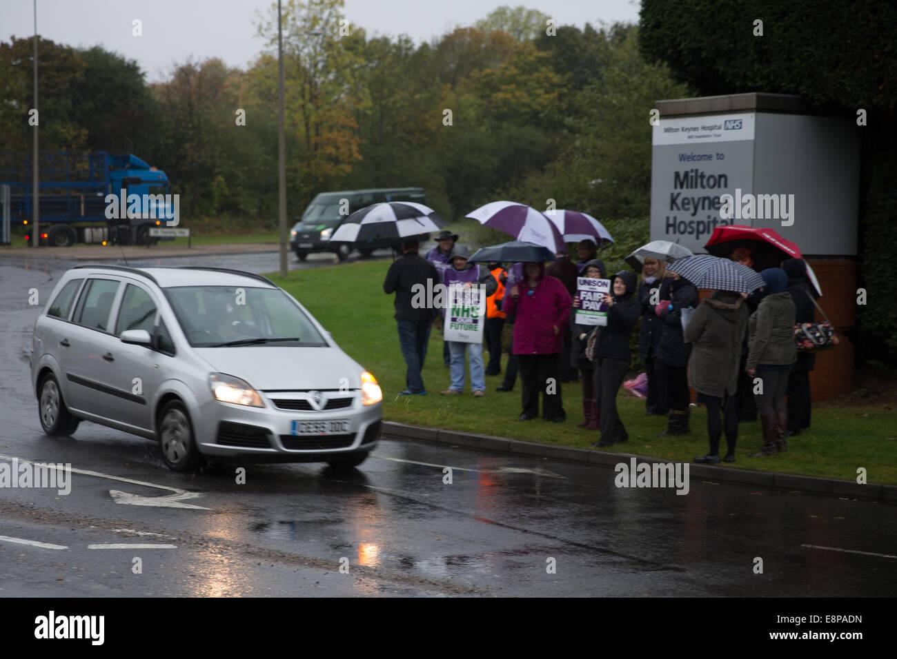 Milton Keynes, Royaume-Uni. 13 octobre, 2014. Le personnel du NHS, y compris les infirmières, sages-femmes et des ambulanciers l'étape a 4 heure de marche de grève pour payer. Crédit : Chris Yates/Alamy Live News Banque D'Images