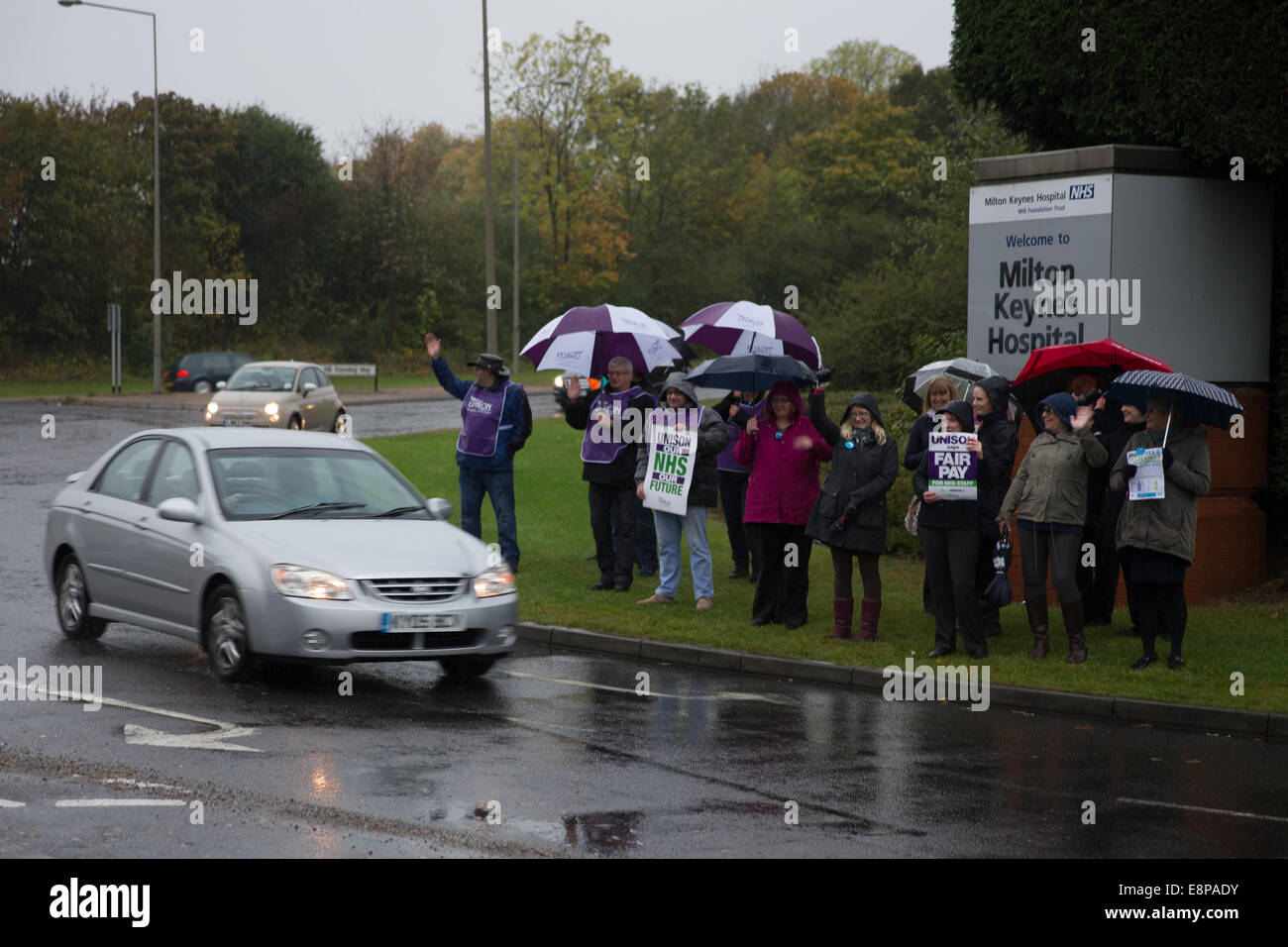 Milton Keynes, Royaume-Uni. 13 octobre, 2014. Le personnel du NHS, y compris les infirmières, sages-femmes et des ambulanciers l'étape a 4 heure de marche de grève pour payer. Crédit : Chris Yates/Alamy Live News Banque D'Images