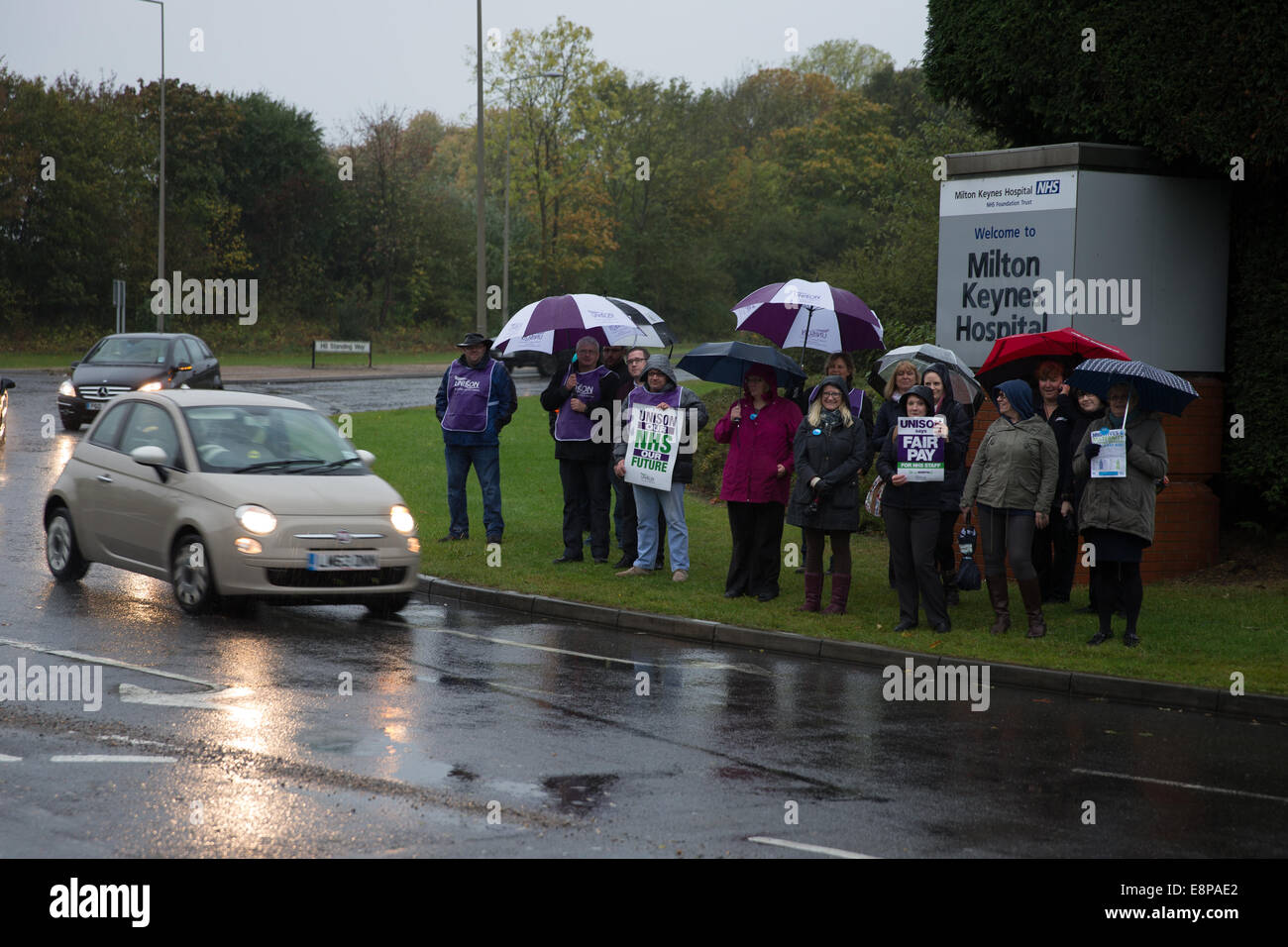 Milton Keynes, Royaume-Uni. 13 octobre, 2014. Le personnel du NHS, y compris les infirmières, sages-femmes et des ambulanciers l'étape a 4 heure de marche de grève pour payer. Crédit : Chris Yates/Alamy Live News Banque D'Images