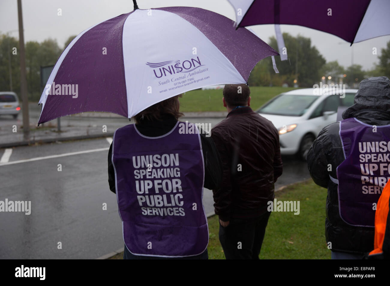 Milton Keynes, Royaume-Uni. 13 octobre, 2014. Le personnel du NHS, y compris les infirmières, sages-femmes et des ambulanciers l'étape a 4 heure de marche de grève pour payer. Crédit : Chris Yates/Alamy Live News Banque D'Images