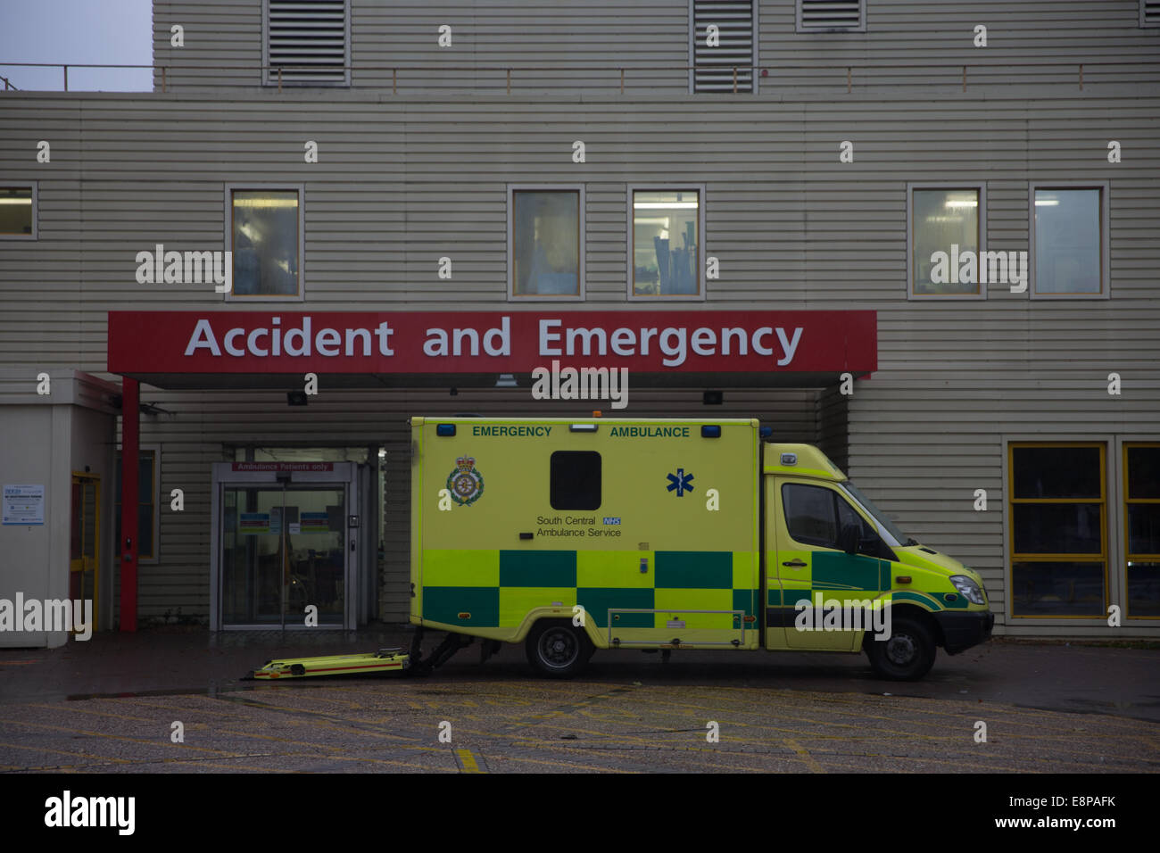 Milton Keynes, Royaume-Uni. 13 octobre, 2014. Le personnel du NHS, y compris les infirmières, sages-femmes et des ambulanciers l'étape a 4 heure de marche de grève pour payer. Crédit : Chris Yates/Alamy Live News Banque D'Images