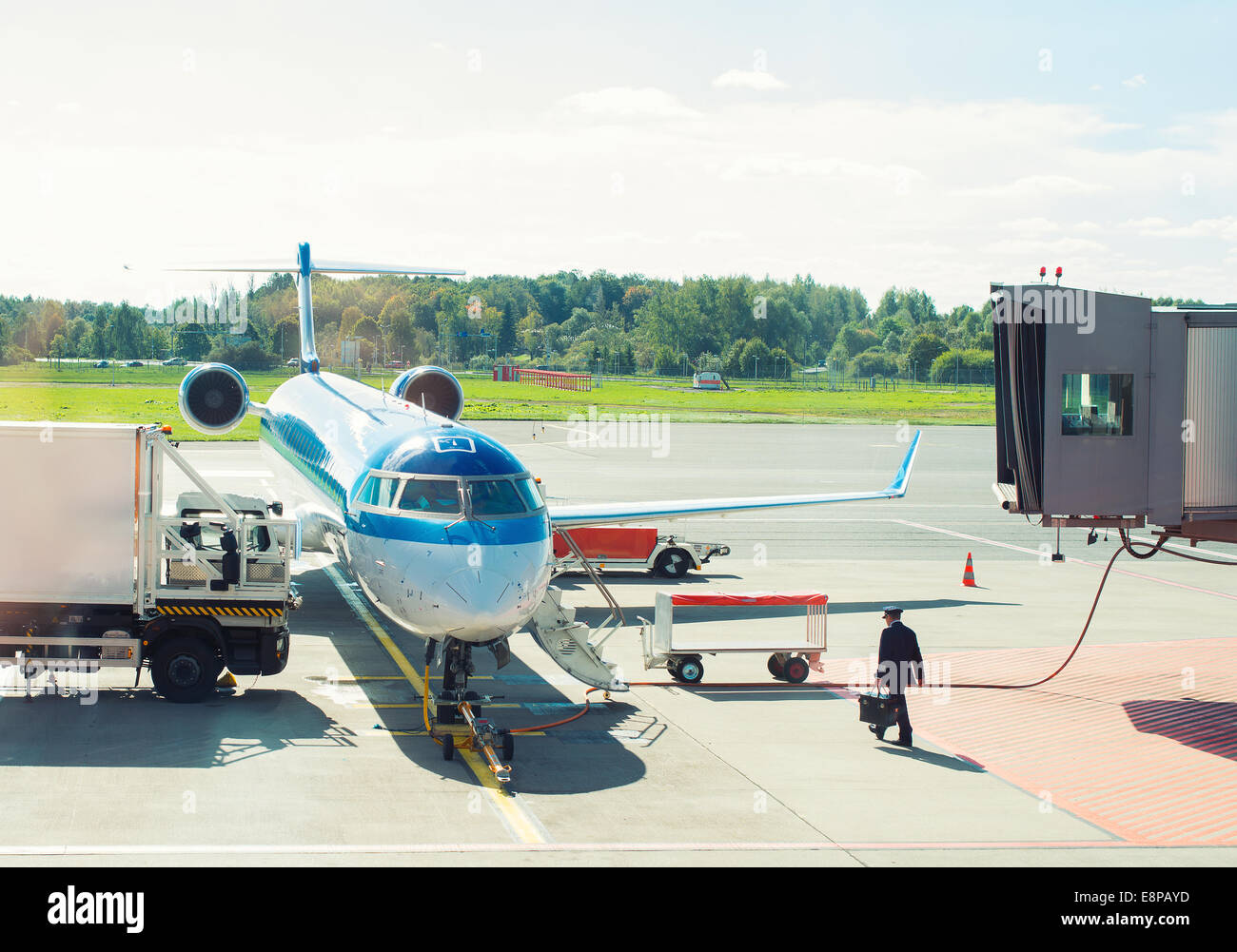 Maintenance avion de passagers dans l'aéroport avant le vol. Banque D'Images