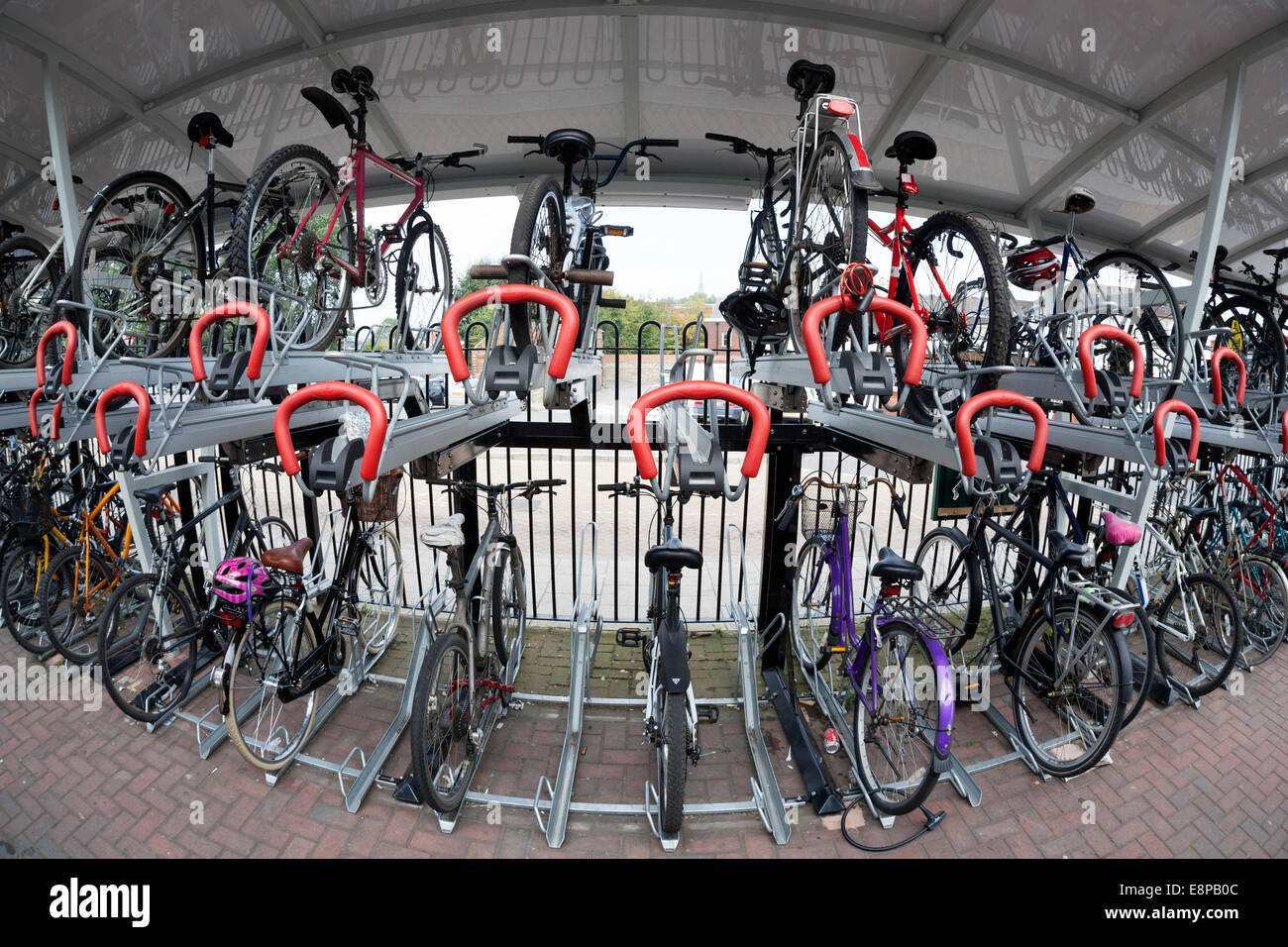 Porte-vélo pour les navetteurs à Chichester, West Sussex Banque D'Images