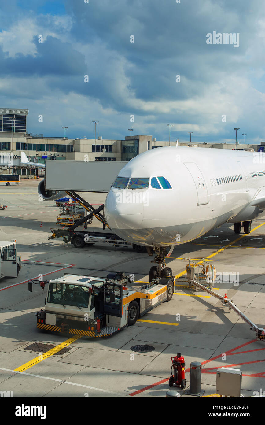 Maintenance avion de passagers dans l'aéroport avant le vol. Banque D'Images